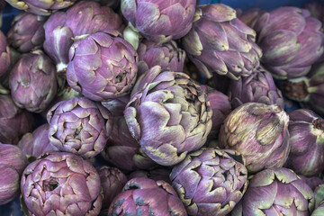 Frische Artischocken am Markt