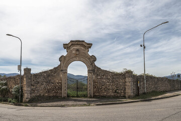 Torbogen der Abbazia Santo Spirito al Morrone in den Abruzzen