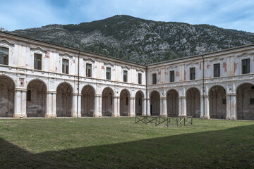 Fototapeta premium Innenhof vom Kloster Santo Spirito al Morrone in den Abruzzen