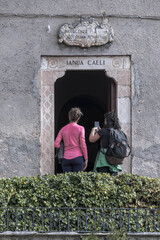 Besucherinnen am Eingang zur Kirche der Eremo Sant'Onofrio al Morrone, Sulmona