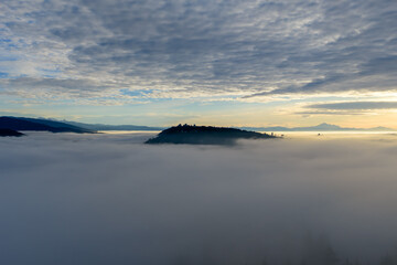 Obraz premium Majestic Sunrise Over Foggy Hills Above Clouds From Burnaby Island Ridge, Greater Vancouver