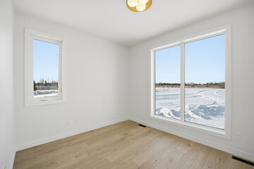 Fototapeta premium Room with a large window overlooking a snowy landscape
