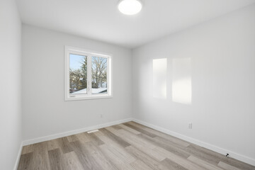 Obraz premium White room with a window and a light shining on it