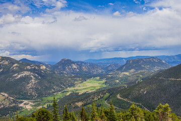 Fototapeta premium Sunny view of the beautiful landscape from Rainbow Curve Overlook in Rocky Mountain National Park.