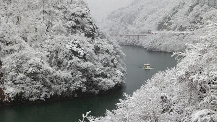 冬の富山　雪の庄川峡と観光船　絶景