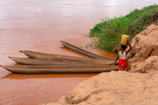 Madagascar, woman collectes and carries water from the Tsiribihina river.