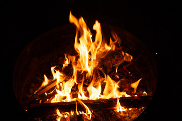 暗闇で燃える焚き火