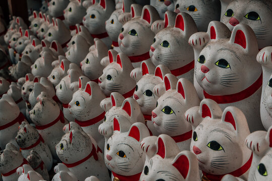 Grupo de gatos maneki neko en templo