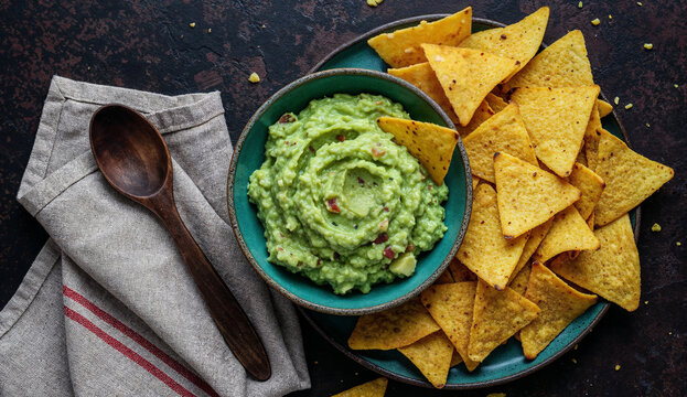 Nachos fritos en taz&oacute;n con salsas, nachos mexicanos. dark food. Vista superior