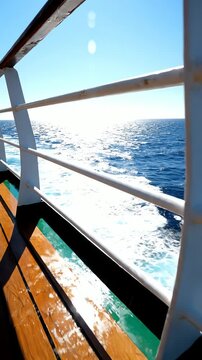 明るい晴れた空の下、穏やかな青い海を航行するクルーズ船の木製デッキ、贅沢な旅行と夏の休日の休暇のコンセプト。
