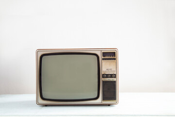 Retro old television with blank screen on table on white wall background, vintage tv style with clipping path