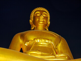 ワット・パークナム・パーシーチャルーンの大仏　タイのバンコクの夜間ライトアップ