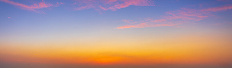 Obraz premium Vibrant sunset sky with colorful clouds and blue twilight gradient background