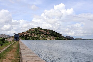 Obraz premium A reservoir surrounded by hills.