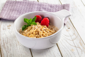 Oat porridge with raspberry
