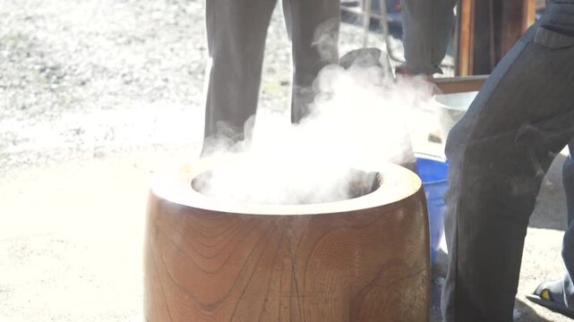 餅つきをする様子