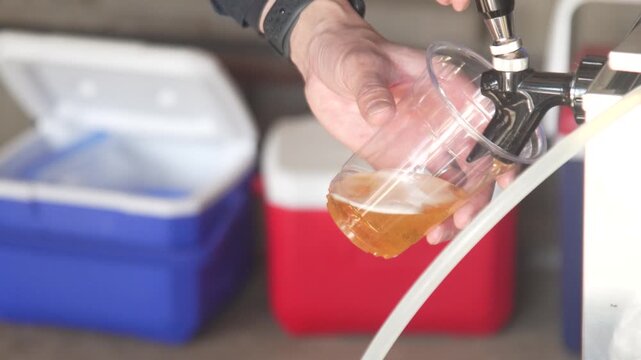 ビールを注ぐ男性