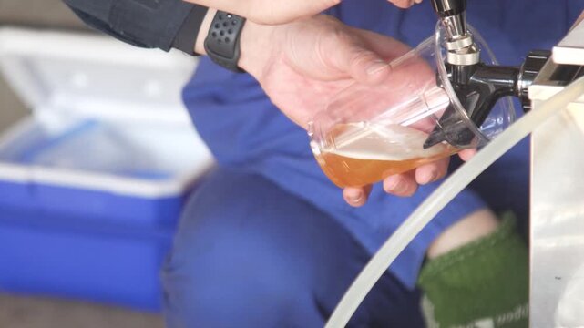 ビールを注ぐ男性