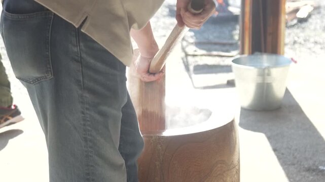 餅つきをする様子