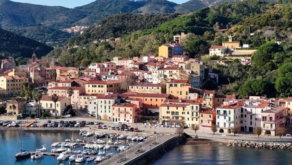 Naklejka premium Rio Marina, isola d'Elba, (Elba, Arcipelago Toscano, Italia). Il porto e il centro della città di Rio Marina all'Isola d'Elba in Toscana.