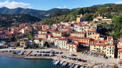 Fototapeta premium Rio Marina, isola d'Elba, (Elba, Arcipelago Toscano, Italia). Il porto e il centro della città di Rio Marina all'Isola d'Elba in Toscana.