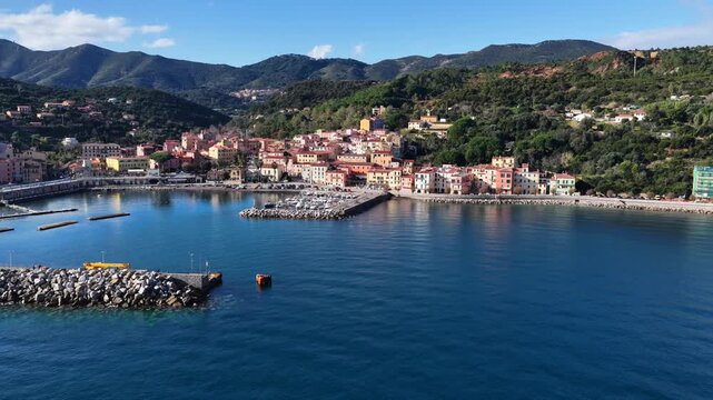 Rio Marina, isola d'Elba, (Elba, Arcipelago Toscano, Italia).
Il porto e il centro della citt&agrave; di Rio Marina all'Isola d'Elba in Toscana.
