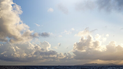 雲間から差し込む光 静かな沖縄の海 
