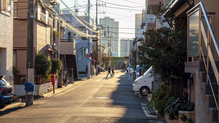 住宅街の先にある土手