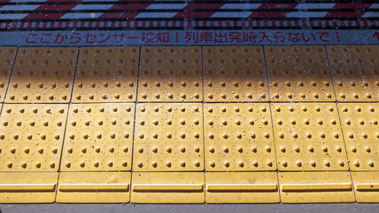 ホームの黄色線