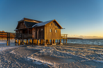 Bootsh&auml;user am Ammersee bei Teils zugefrorenem See in der Abendsonne