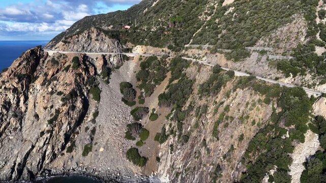 Strada panoramica dell'isola d'Elba, (Elba, Arcipelago Toscano, Italia).
La strda sulla scogliera a picco sul mare del lato dell'Isola d'Elba che affaccia sulla Corsica.