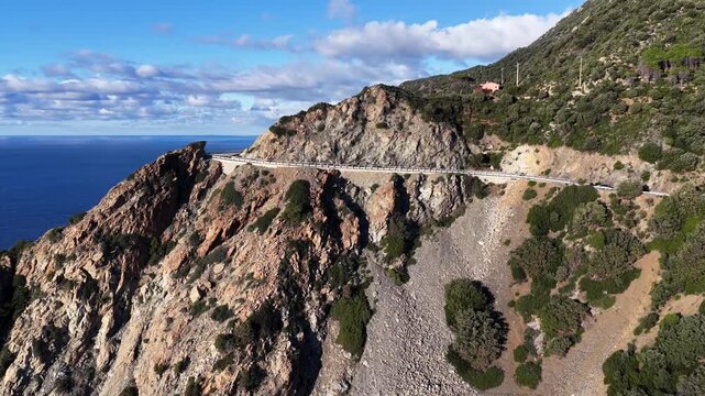 Strada panoramica dell'isola d'Elba, (Elba, Arcipelago Toscano, Italia).
La strda sulla scogliera a picco sul mare del lato dell'Isola d'Elba che affaccia sulla Corsica.