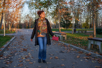 Obraz premium Woman walking with book in park