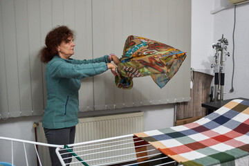 Woman hanging laundry to dry © Xalanx