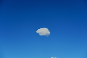 Petit nuage blanc sur fond de ciel bleu.