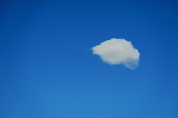 Petit nuage blanc sur fond de ciel bleu.