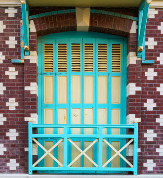 Fen&ecirc;tre style art nouveau, b&acirc;timent ancien belle &eacute;poque, Mers-les-Bains, Hauts-de-France, France