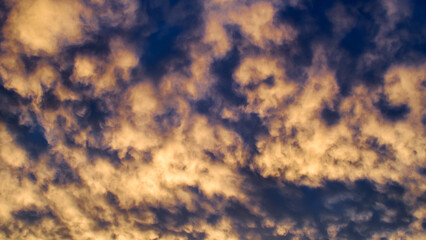 Ciel pommelé pendant le coucher du soleil