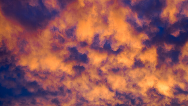 Ciel pommel&eacute; pendant le coucher du soleil