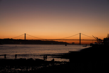 Obraz premium ponte 25 de abril in lisbon at night