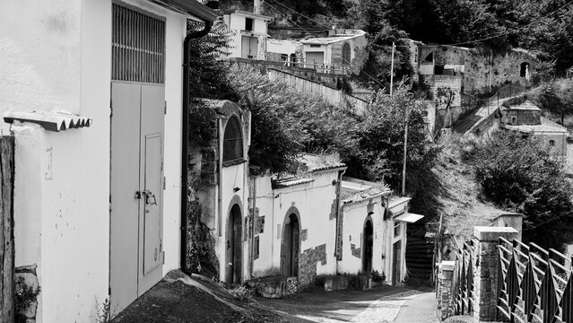 Italia in bianco e nero. Il borgo di Rapolla famosa per la produzione del vino Aglianico del Volture conservato nelle caratteristiche cantine scavate nella roccia tutto attorno al paese. provincia di 