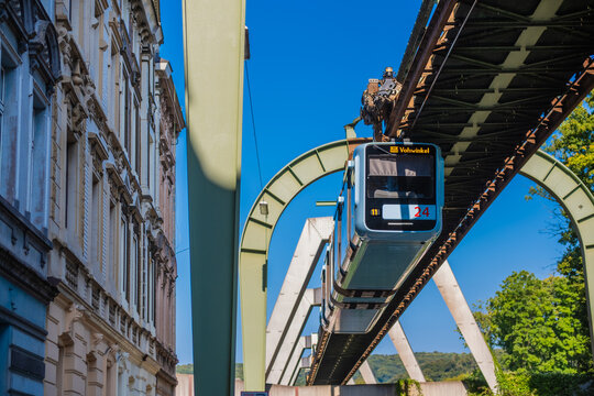 Die Wuppertaler Schwebebahn im Stadtteil Vohwinkel, Deutschland, digital nachbearbeitet