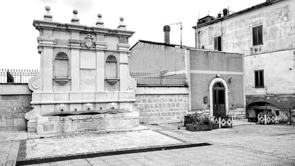 Italia in bianco e nero. Il borgo di Barile famosa per la produzione del vino Aglianico del Volture conservato nelle caratteristiche cantine scavate nella roccia tutto attorno al paese. provincia di  