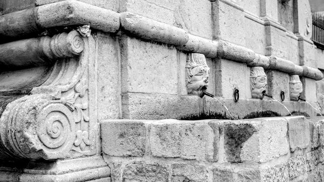 Italia in bianco e nero. Il borgo di Barile famosa per la produzione del vino Aglianico del Volture conservato nelle caratteristiche cantine scavate nella roccia tutto attorno al paese. provincia di  