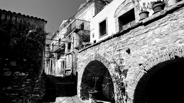 Italia in bianco e nero. Il borgo fantasma di Rabatana antico rione della citt&agrave; di Tursi, in provincia di Matera, Basilicata. Italia