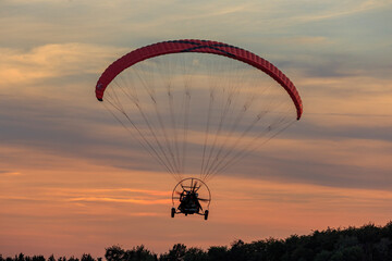 powered paragliders at sunset, Thuringian Sea, Altenbeuthen, Thuringia, east germany