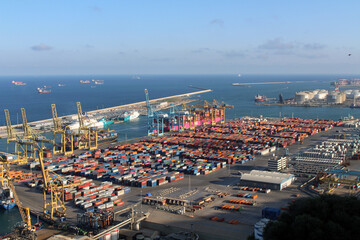 Obraz premium Cruise, cargo ships and container vessels in the busy Port of Barcelona, illustrating maritime trade and industrial activity, taken in July 2024.