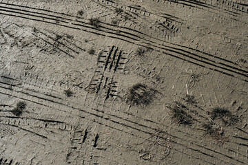 土の上のタイヤ痕