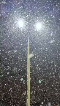 Slowmotion, zwolnione tępo. padające płatki śniegu, noc, mr&oacute;z, chł&oacute;d, latarnia uliczna, las, drzewa, horror, przerażający klimat.