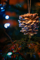 glitzernder Tannenzapfen als Weihnachtsdeko im Baum